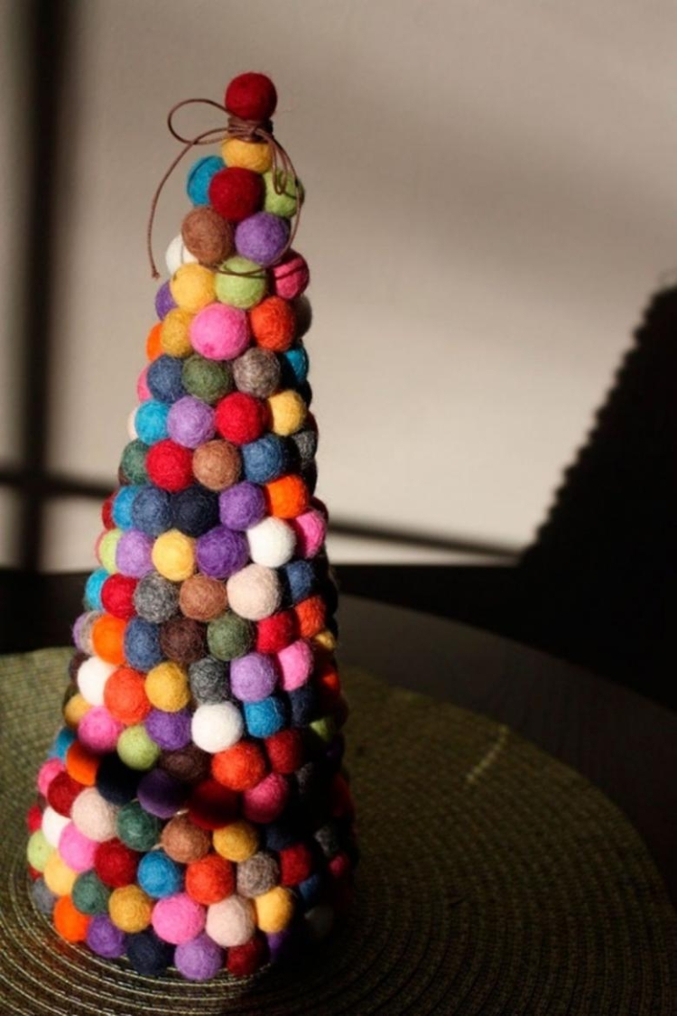 Елка из подручных материалов