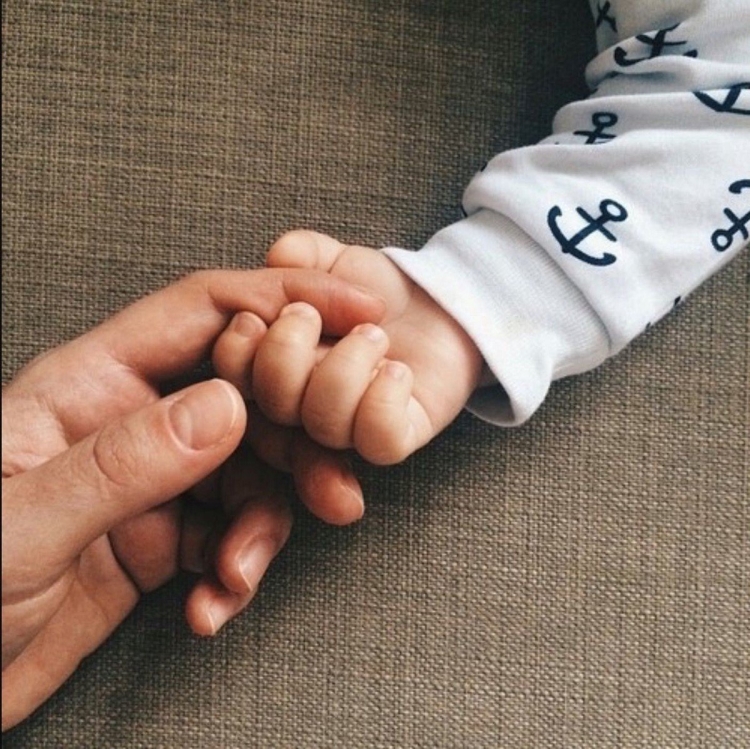 Ребенок на руках у папы