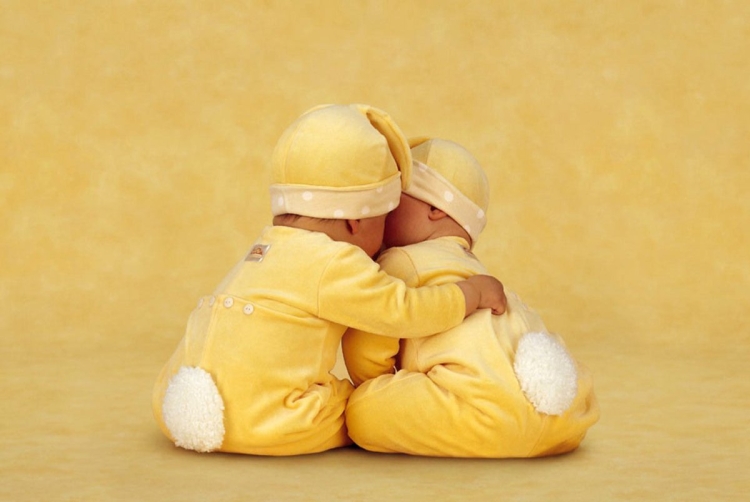 С рождением близняшек мальчиков