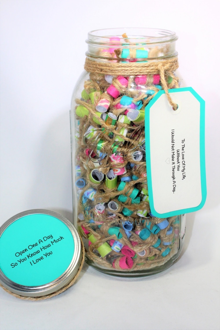 Подарок банка с деньгами и конфетами