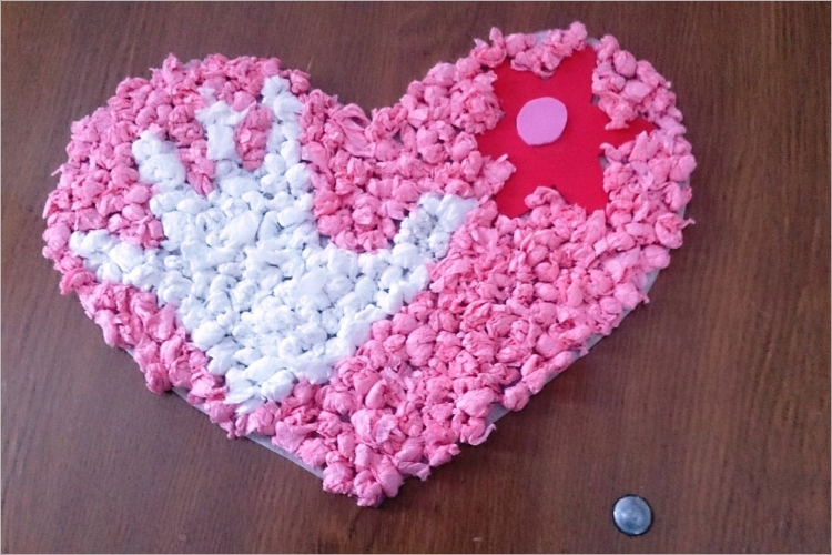 Сердечко с ладошкой из салфеток