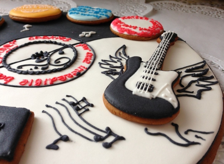 Пряник в виде гитары