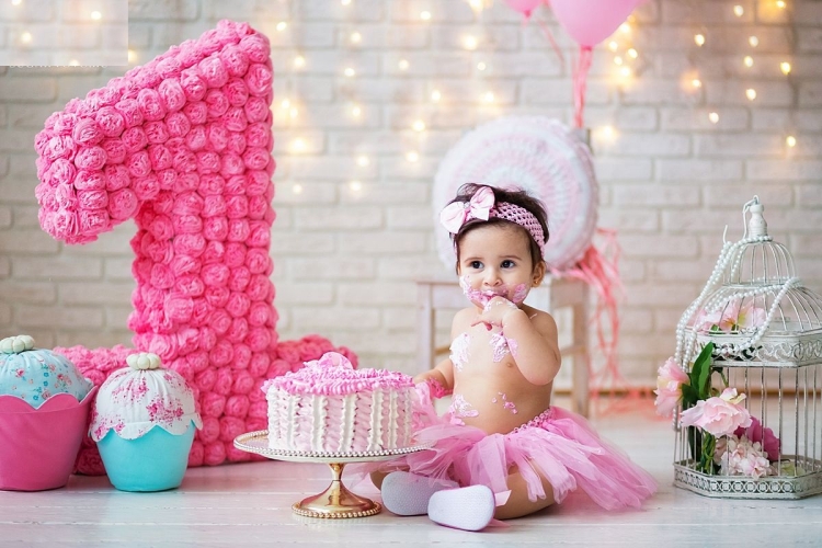 С годиком девочку