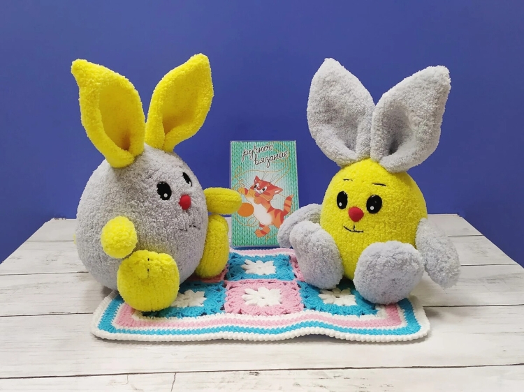 Кролик вязаный Пасхальный серый