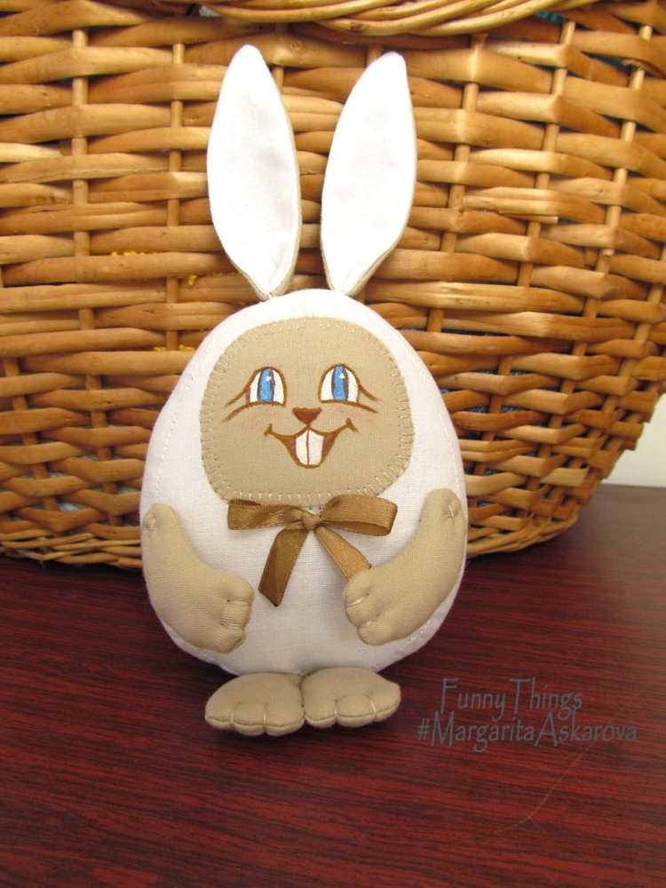 Пасхальный кролик с яйцами