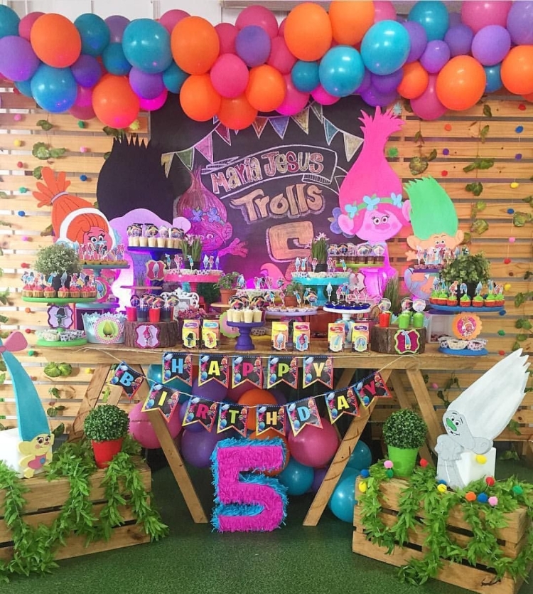 Украшение зала в стиле троллей