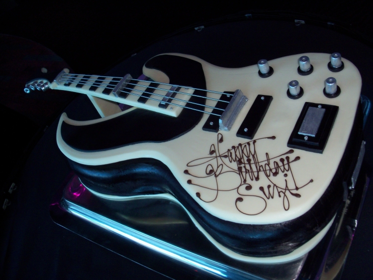 Торт с электрогитарой