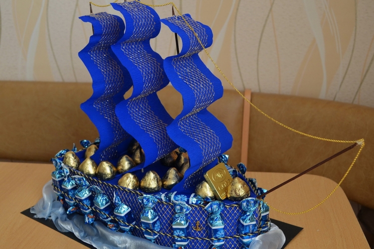 Подарок из конфет для мальчика