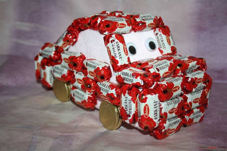 Машинка из конфет