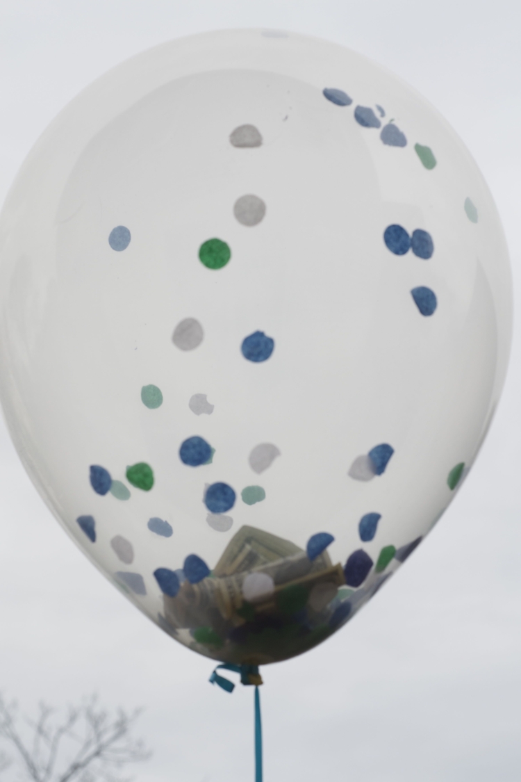 Деньги в воздушном шарике