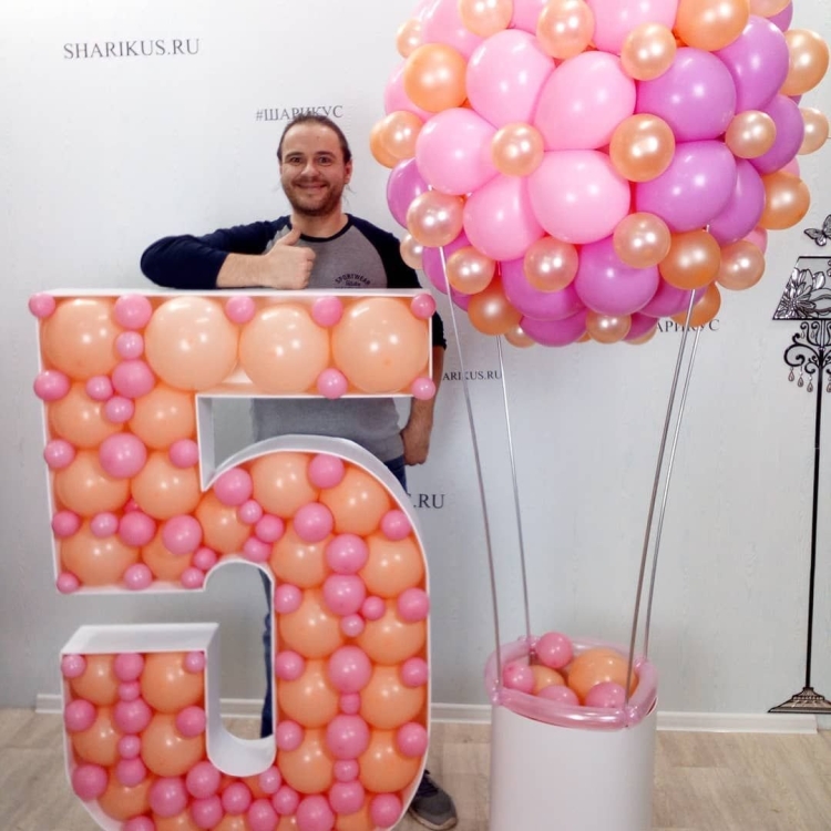 Объемная цифра и воздушный шарик