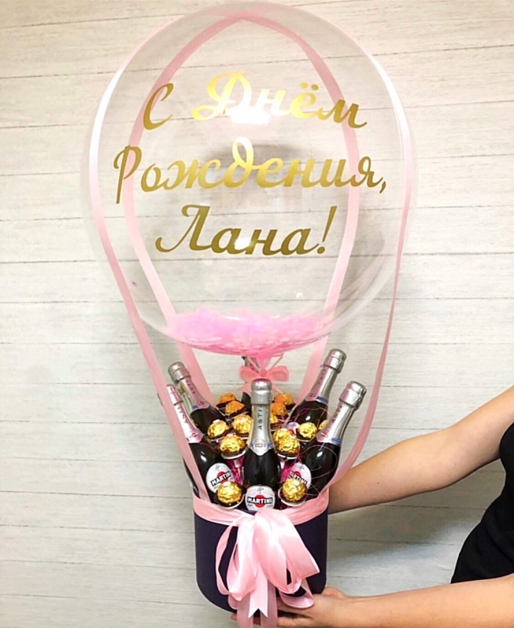 Воздушный шар с коробкой сладостей