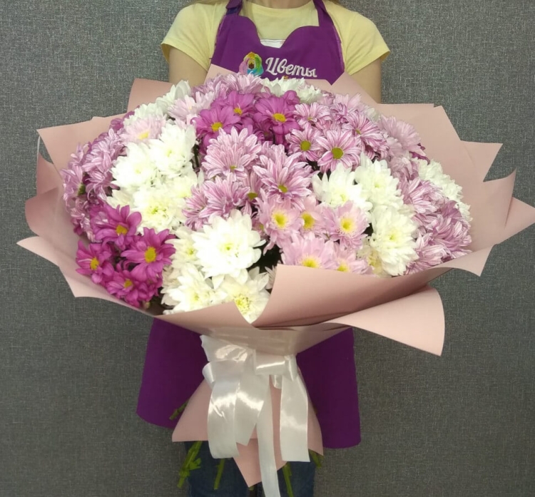 Букет из 23 кустовых хризантем