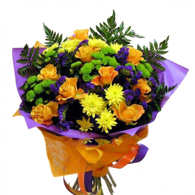 Яркий букет из хризантем и роз