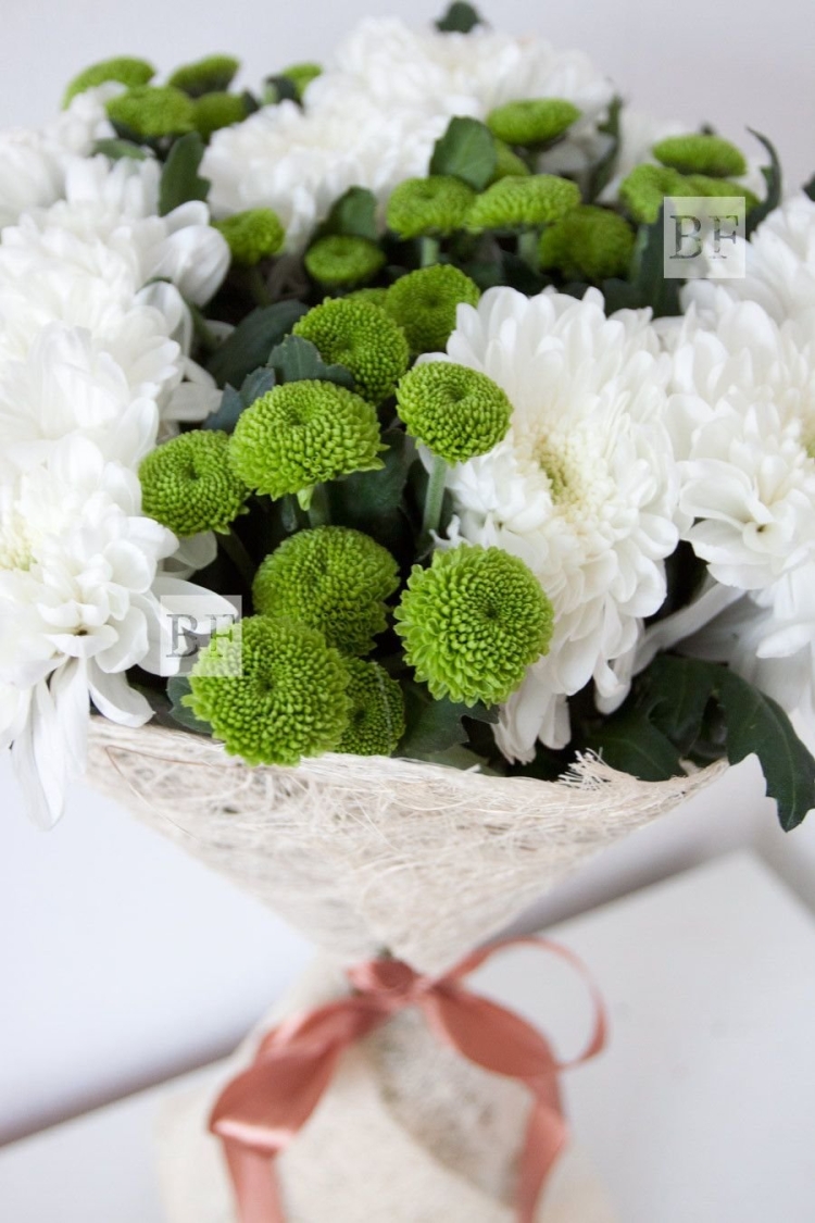 Букет с зеленой хризантемой