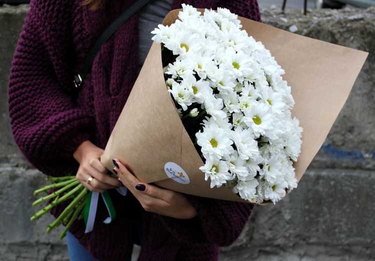 Букет хризантем в руках