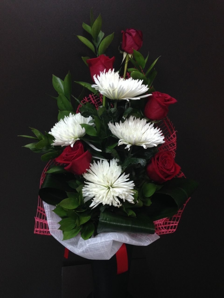 Букет с бордовой одноголовой хризантемой