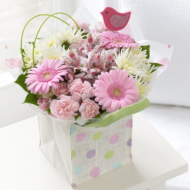 Девочка с букетом