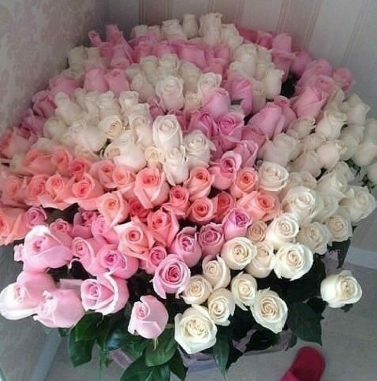 Большой букет цветов на кровати