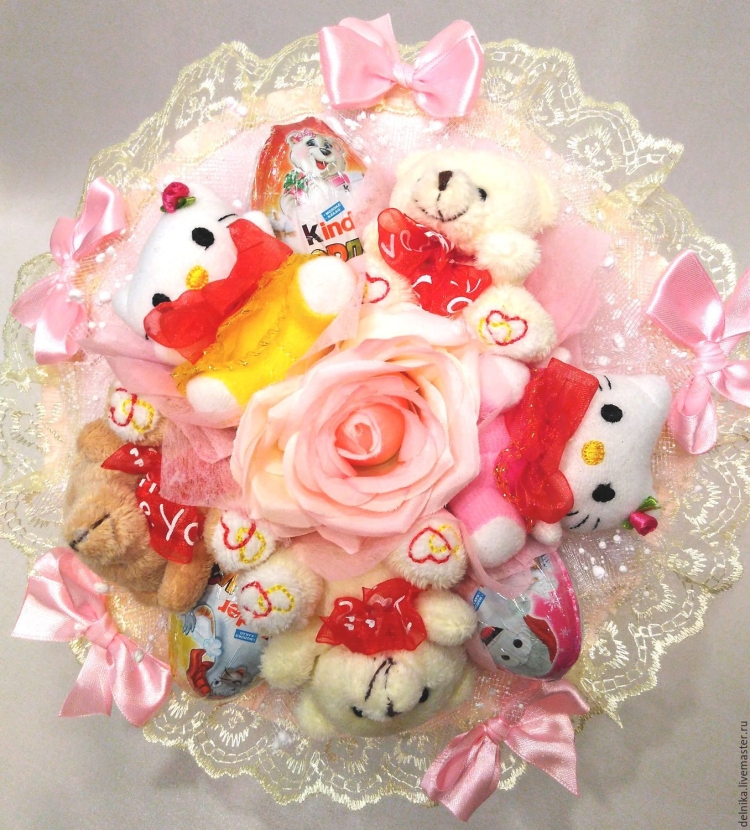 Букет из мишек и киндеров для девочки