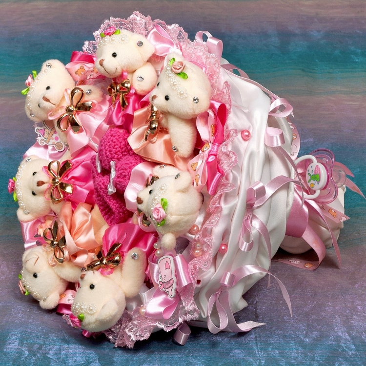 Букет из игрушек на выписку из роддома для девочки