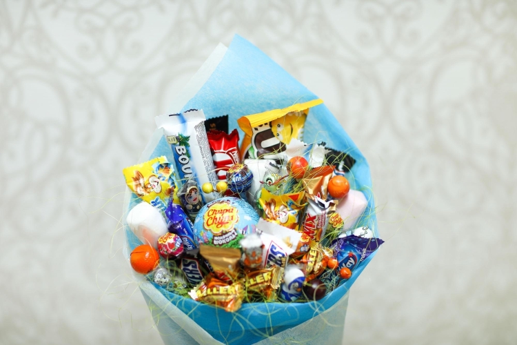 Детский букет из сладостей мальчику