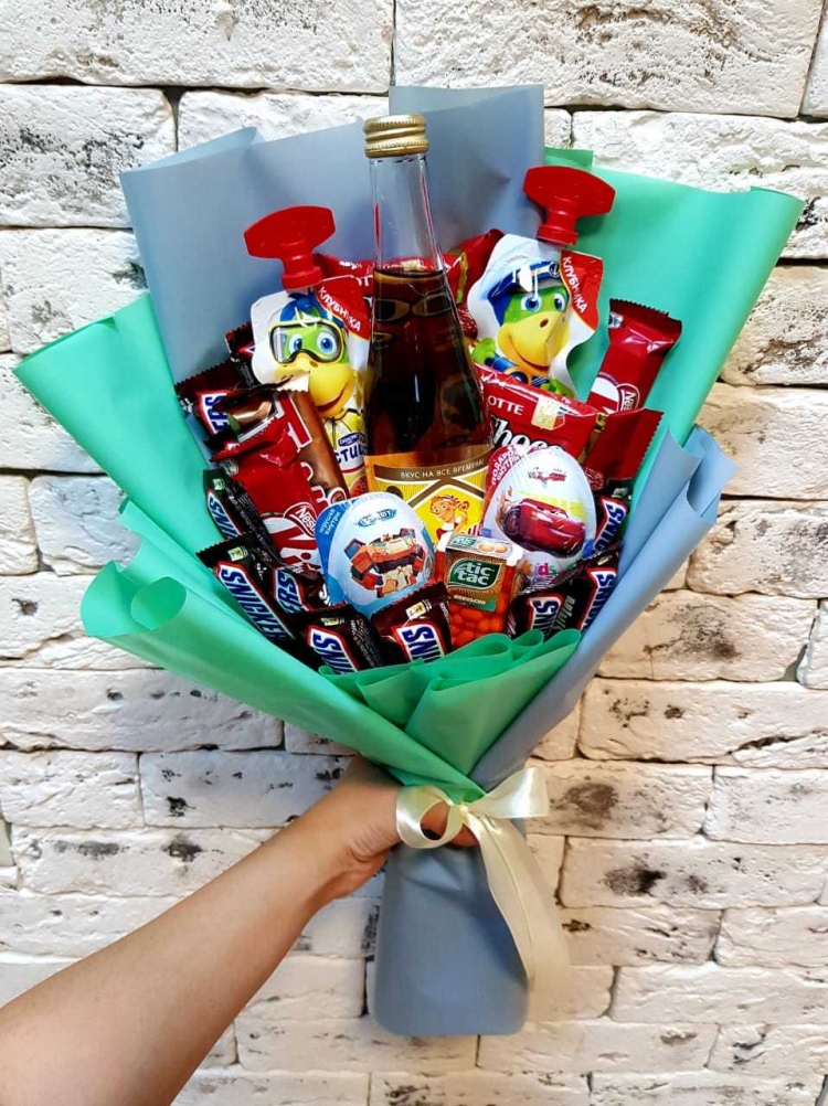 Подарок из лимонада и шоколада для мальчиков