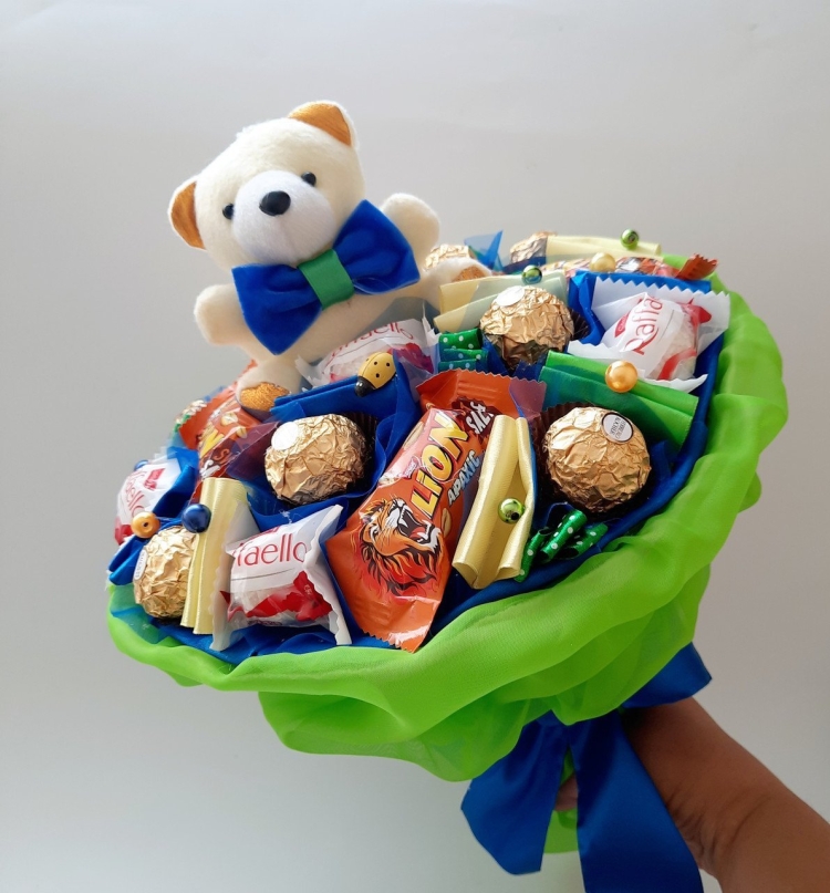 Детские букеты из сладостей и игрушек