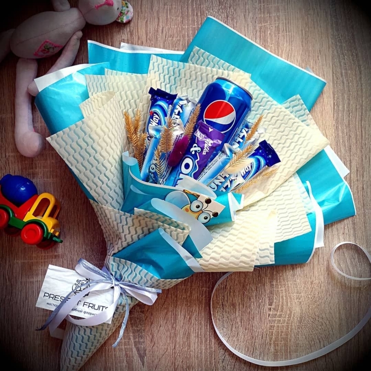 Букет из сладостей для мальчика