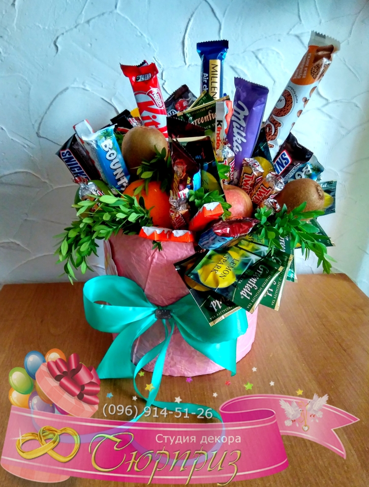 Букет из напитков и сладостей