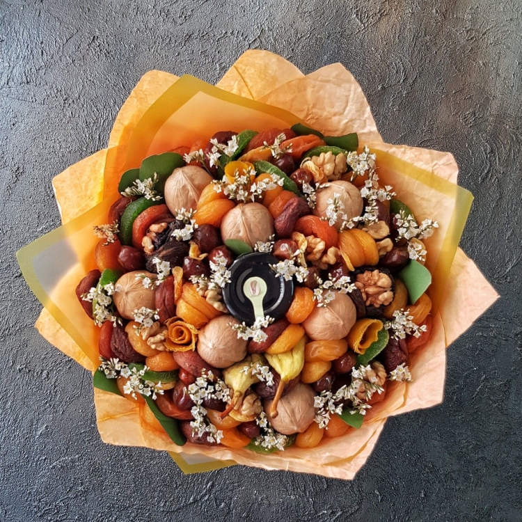 Мини букет из орехов
