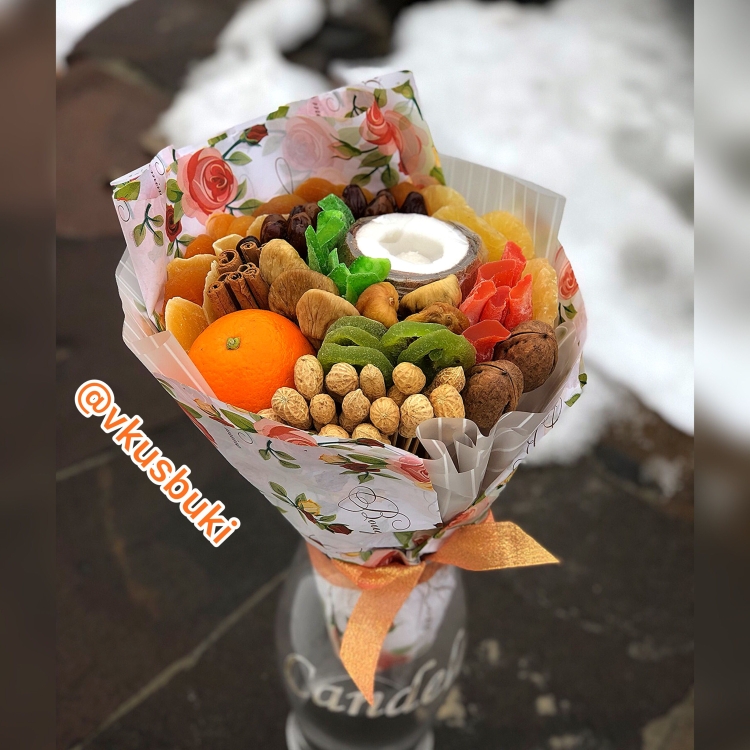 Букет из сухофруктов в стаканчике