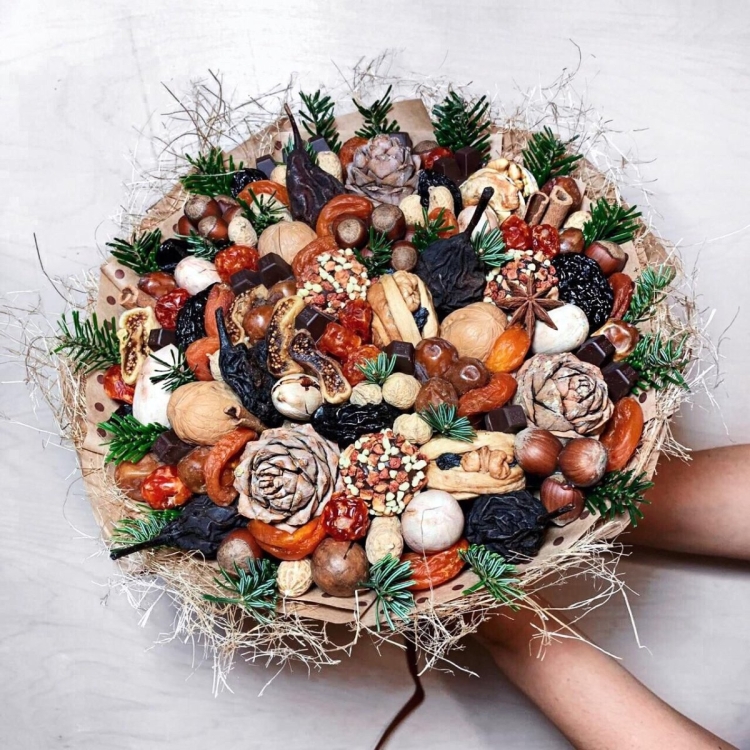 Новогодний букет из сухофруктов и орехов