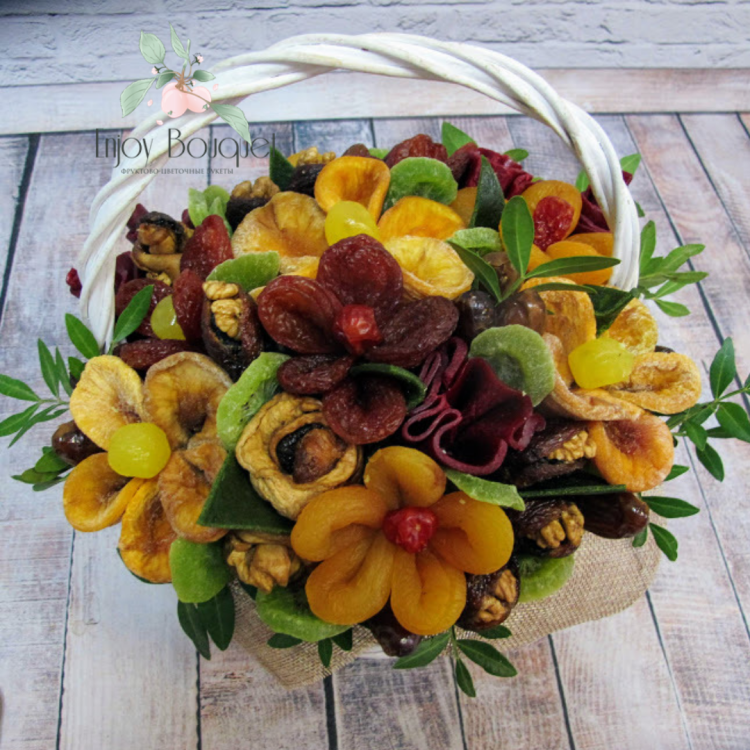 Букет из сухофруктов в корзине