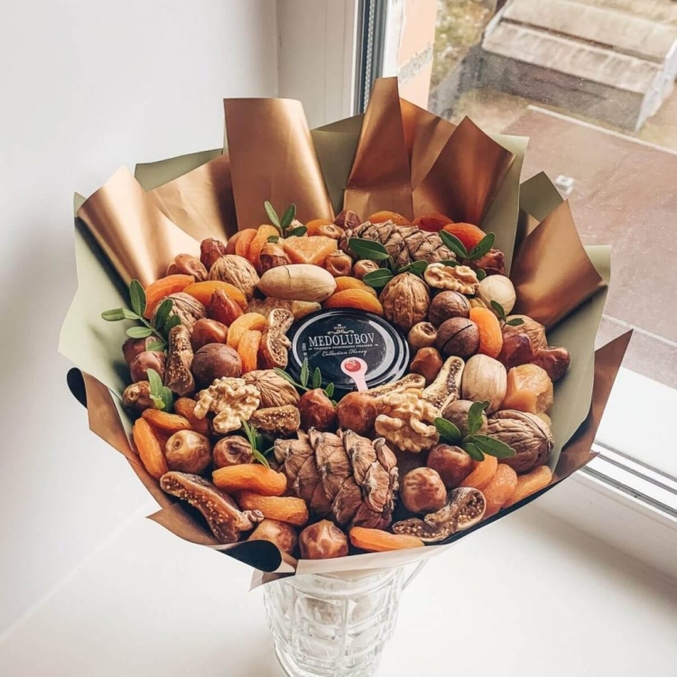 Орехово сухофруктовый букет