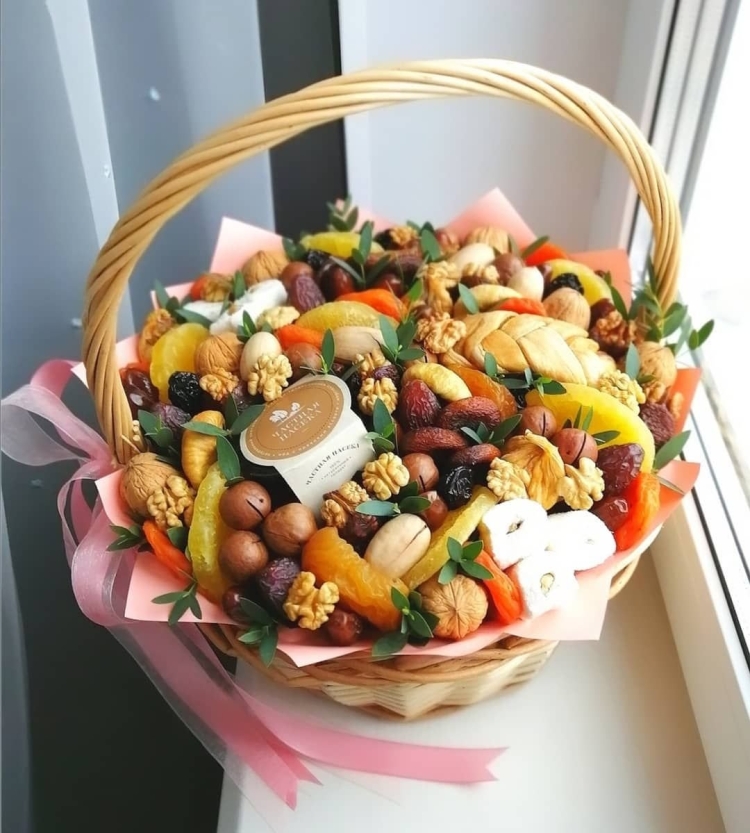 Корзина с сухофруктами
