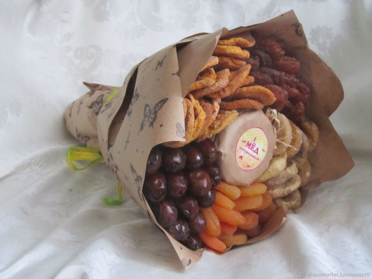 Букет из орехов и сухофруктов в кулечках