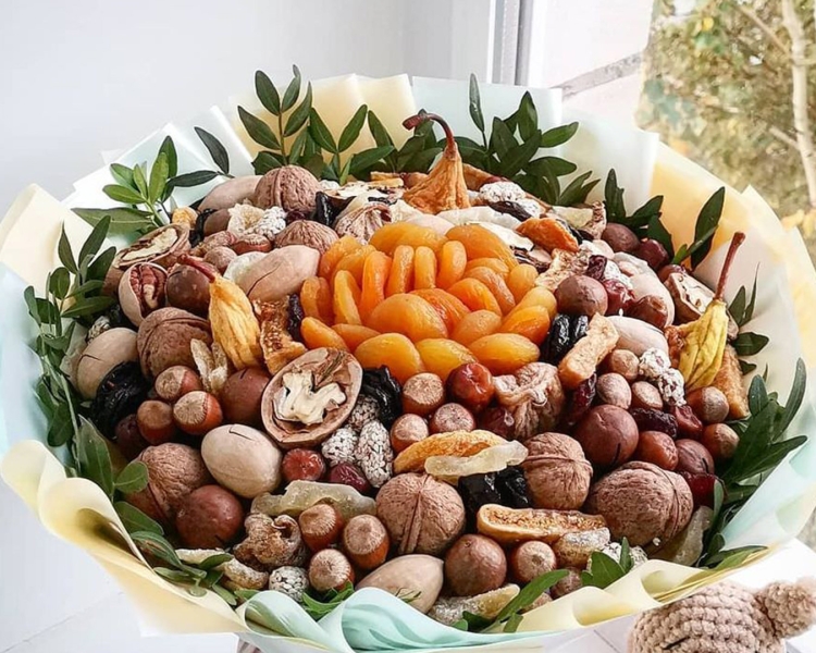 Букет из орехов и сухофруктов
