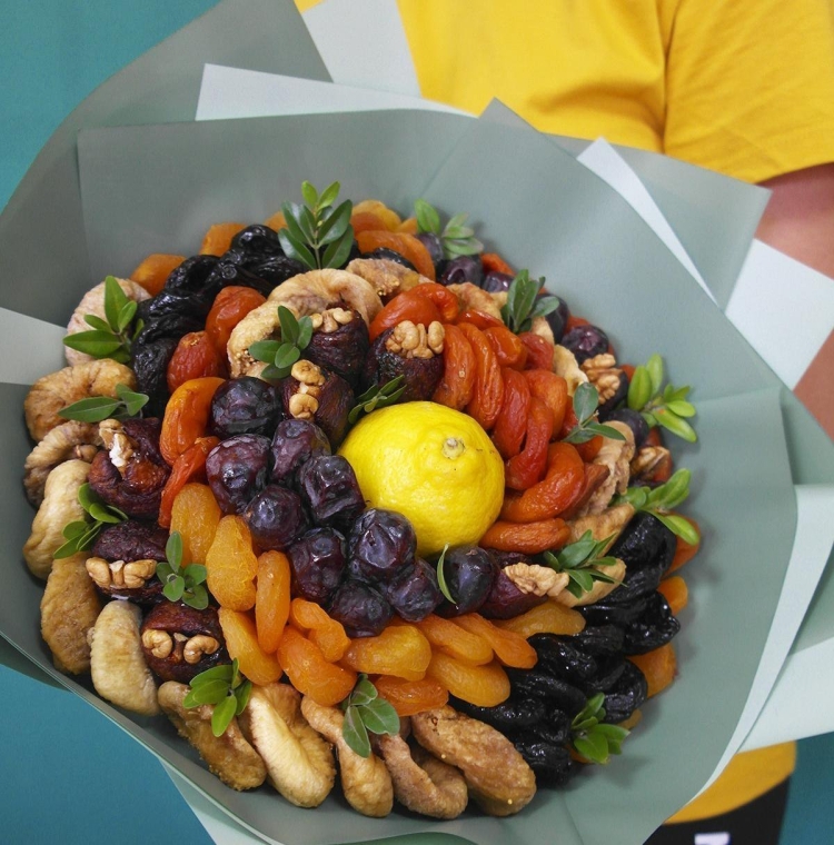 Букет из сухофруктов с лимоном в центре