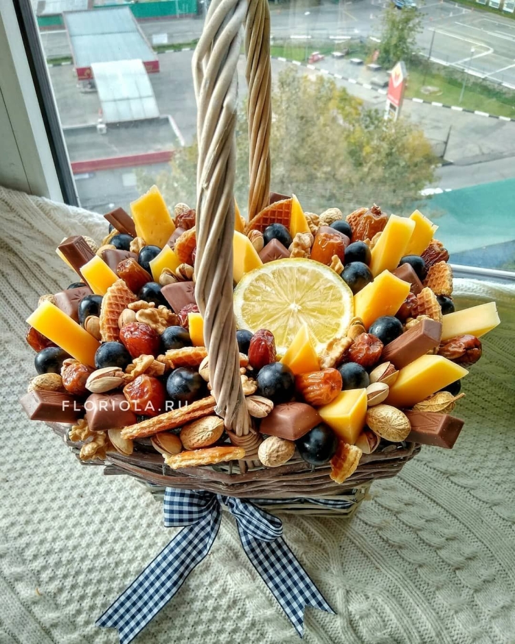Букет из фруктов и сухофруктов в корзине