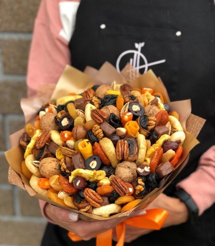 Букет из сухофруктов в шоколаде
