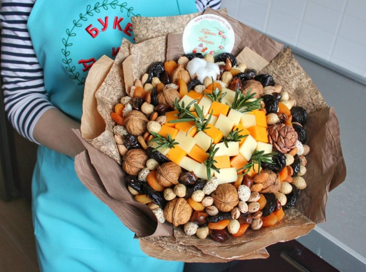 Букет из орехов и сухофруктов и сыра