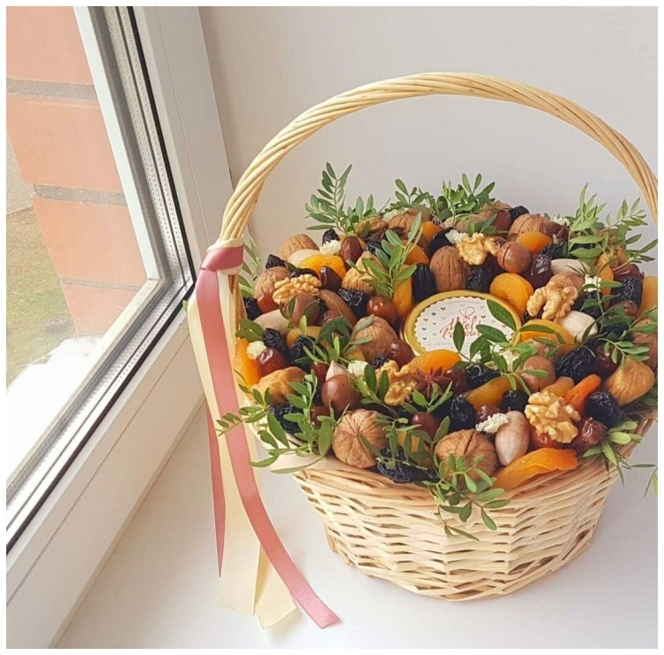 Корзина с сухофруктами