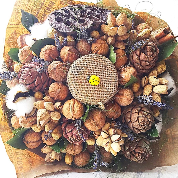 Букет из шишек и орехов