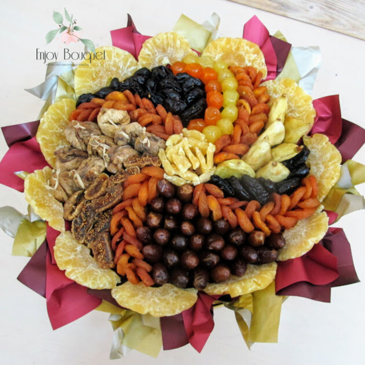 Павлин из сухофруктов