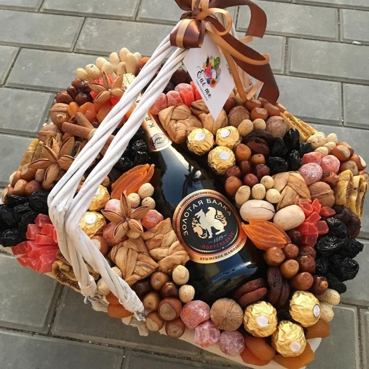 Корзина с сухофруктами и конфетами