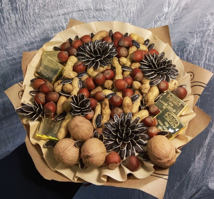Букет из орехов
