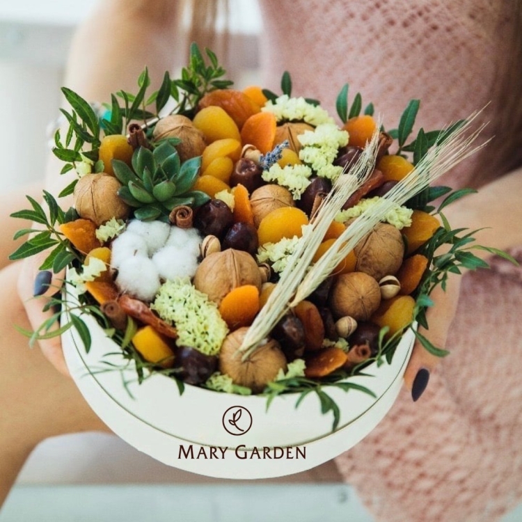 Букет из фруктов и сухофруктов
