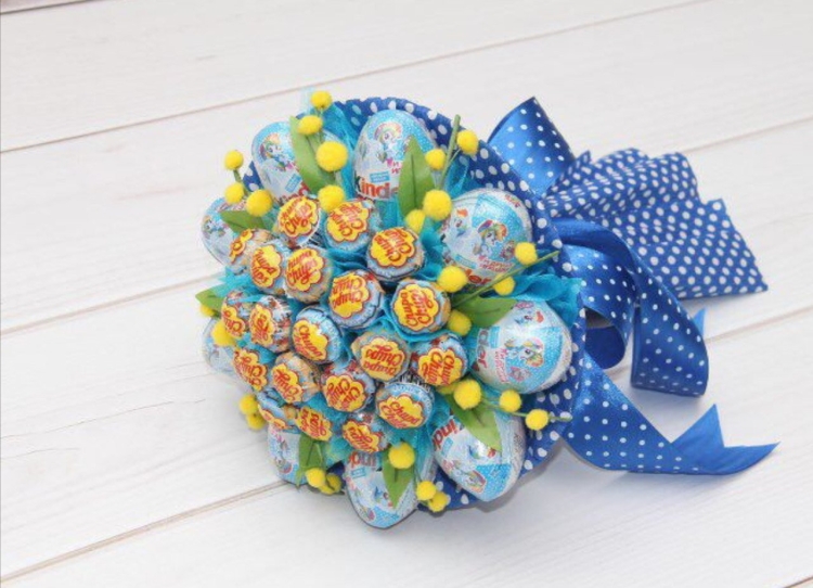 Букет из киндеров и Чупа чупсов для мальчика