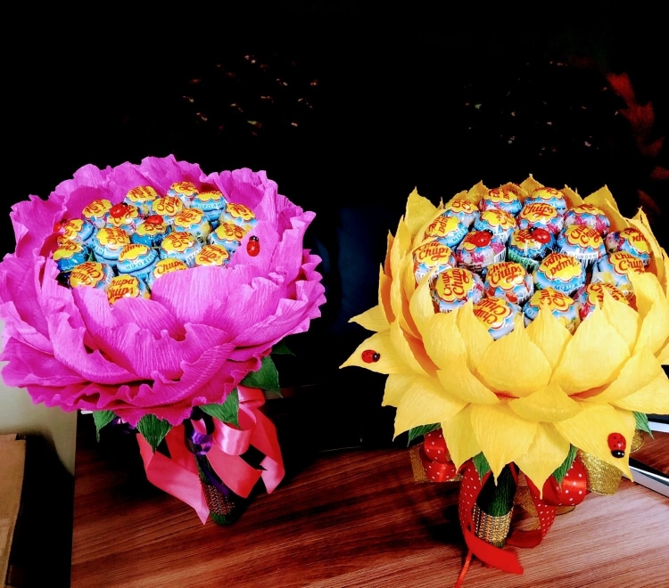 Букет из Чупа-чупсов и гофрированной бумаги